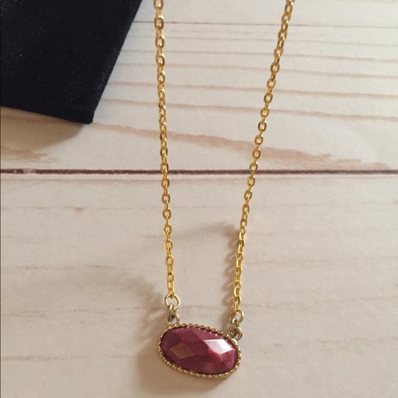 Red/Merlot Pendant With Goldtone Chain - Picture 1 of 2